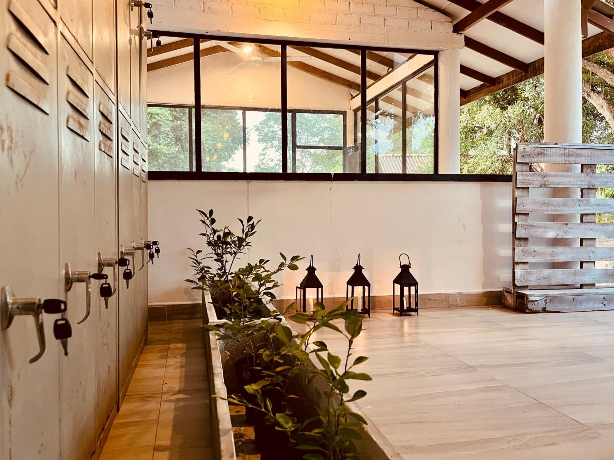 Funky Leopard Safari Lodge Bordering Yala National Park カタラガマ エクステリア 写真