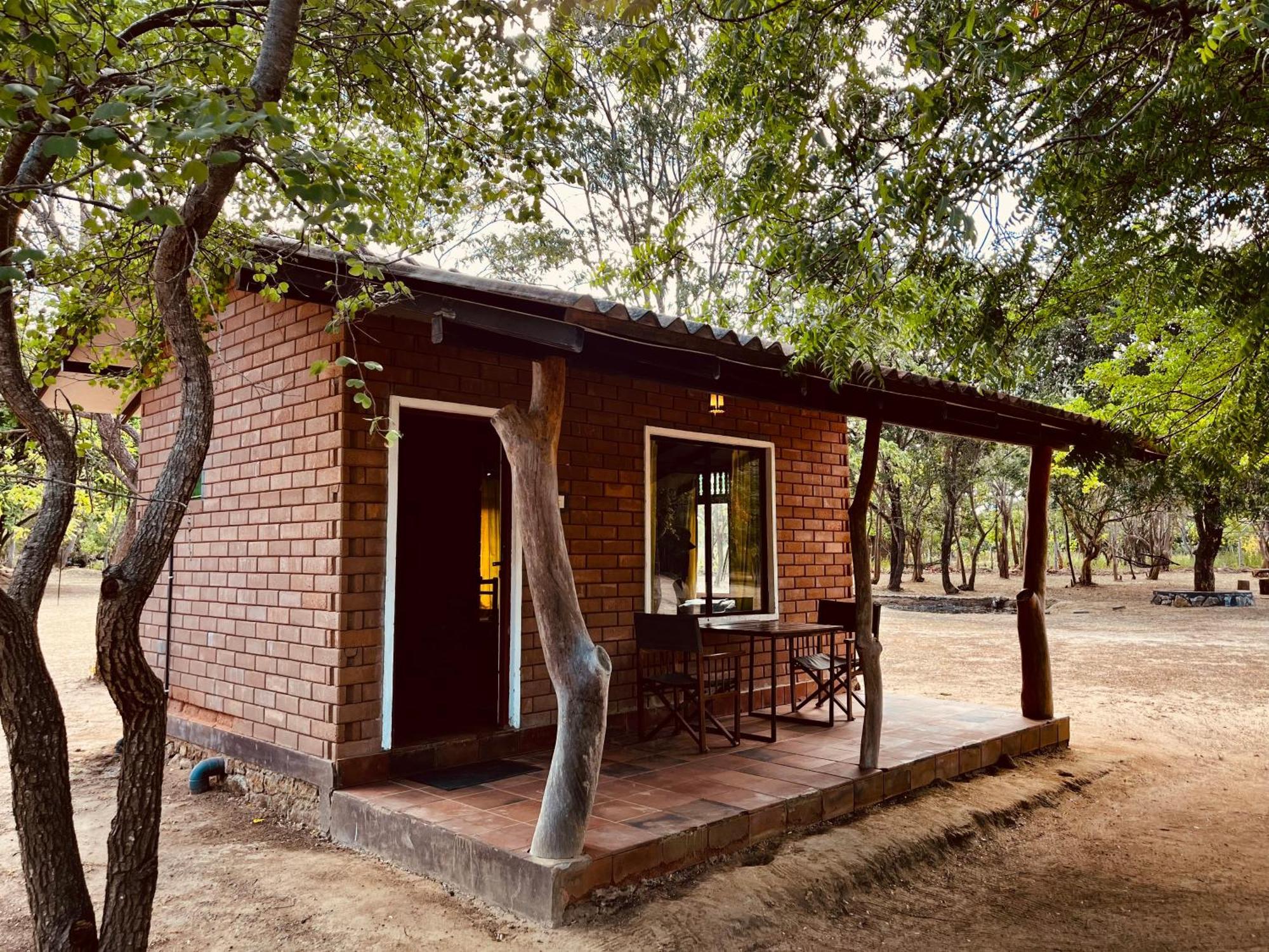 Funky Leopard Safari Lodge Bordering Yala National Park カタラガマ エクステリア 写真
