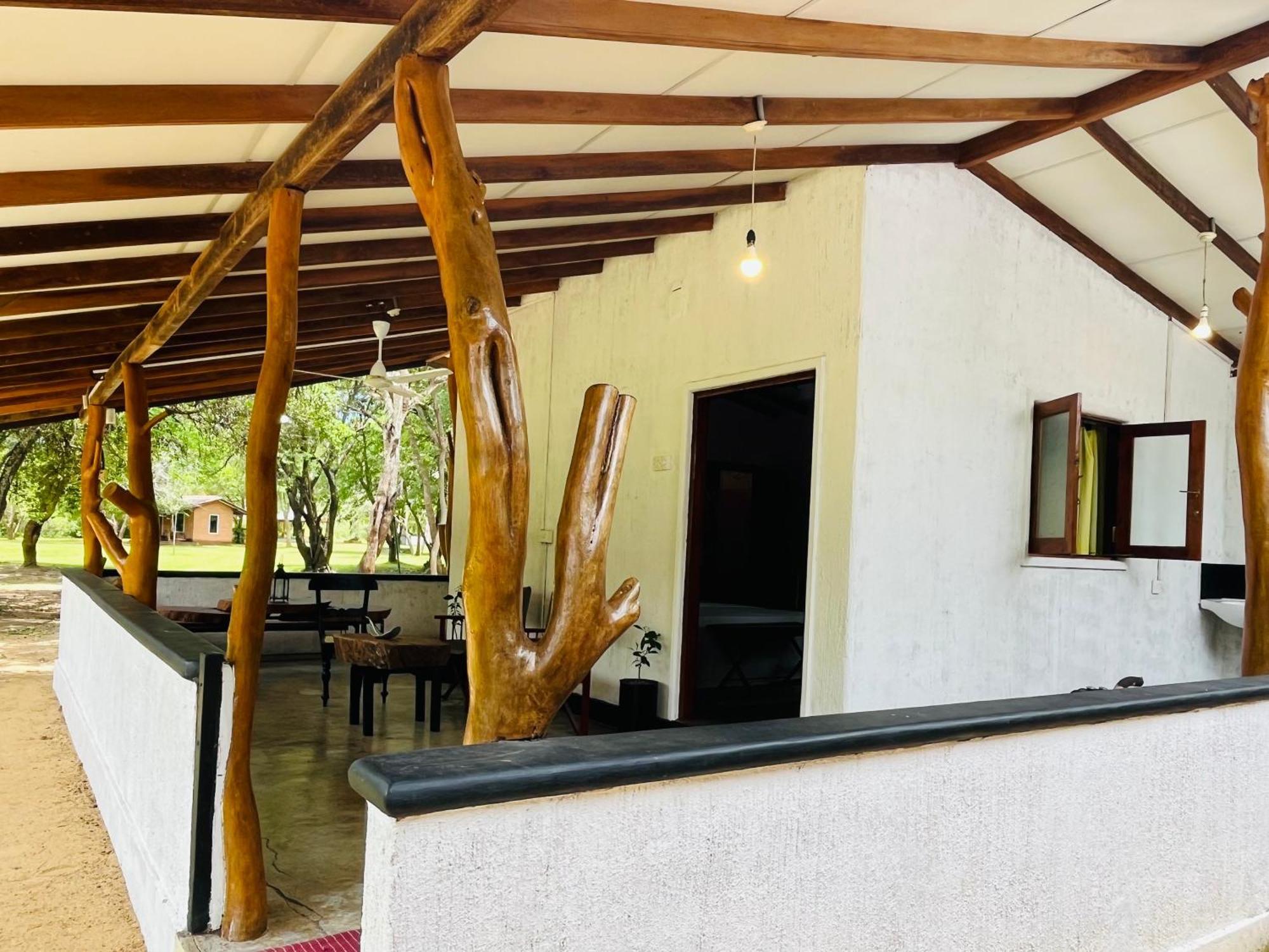 Funky Leopard Safari Lodge Bordering Yala National Park カタラガマ エクステリア 写真